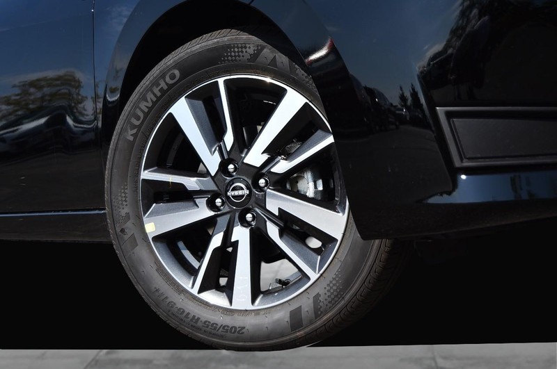 Nissan Versa Vehicle Full-screen Gallery Image 3