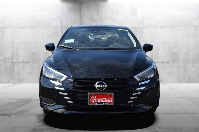 Nissan Versa Vehicle Full-screen Gallery Image 4