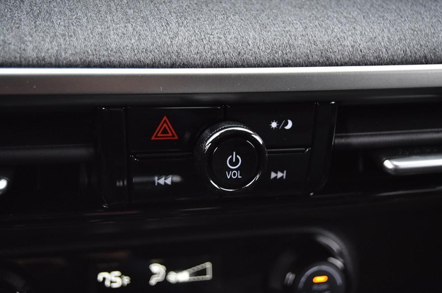 Nissan Kicks Vehicle Image 15