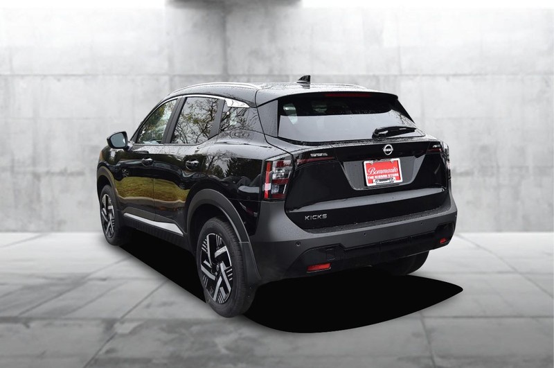 Nissan Kicks Vehicle Full-screen Gallery Image 7