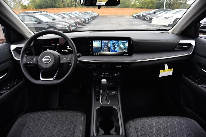 Nissan Kicks Vehicle Full-screen Gallery Image 8