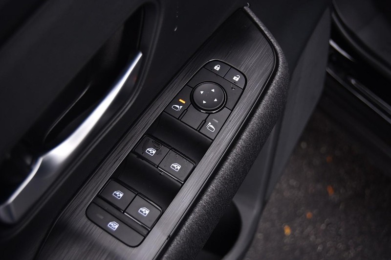 Nissan Kicks Vehicle Full-screen Gallery Image 9