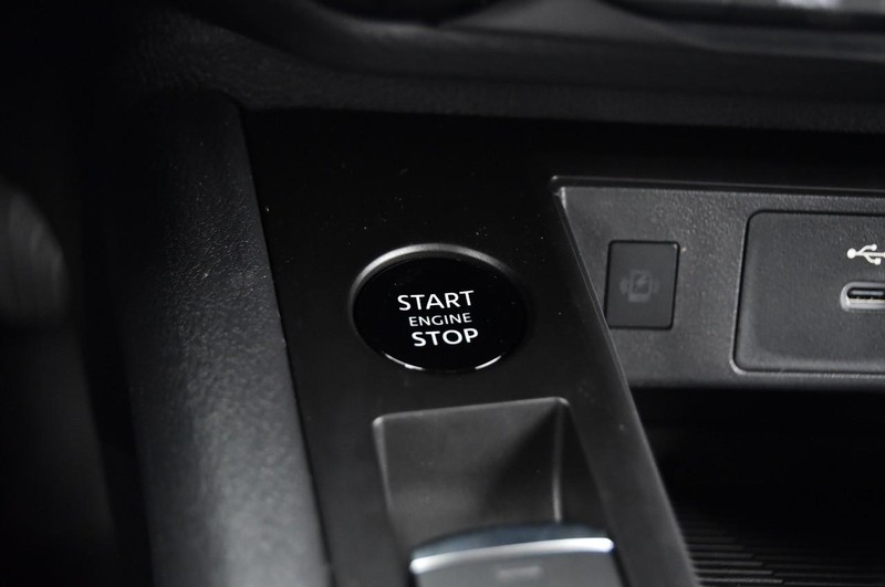 Nissan Kicks Vehicle Full-screen Gallery Image 18