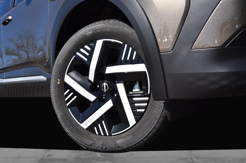 Nissan Kicks Vehicle Full-screen Gallery Image 3