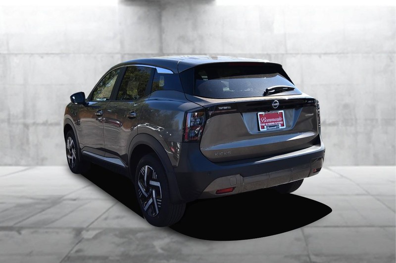 Nissan Kicks Vehicle Full-screen Gallery Image 7