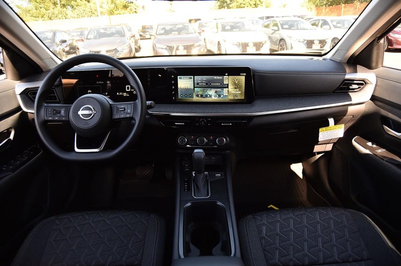 Nissan Kicks Vehicle Full-screen Gallery Image 8