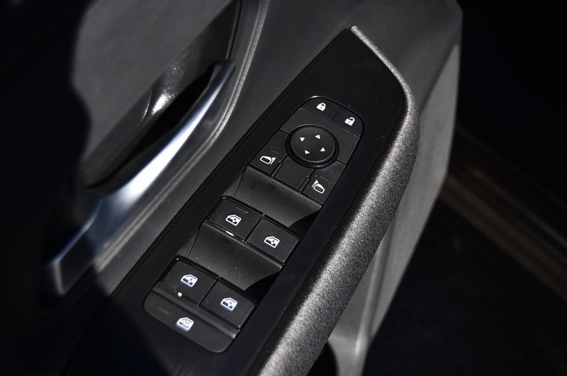 Nissan Kicks Vehicle Full-screen Gallery Image 9