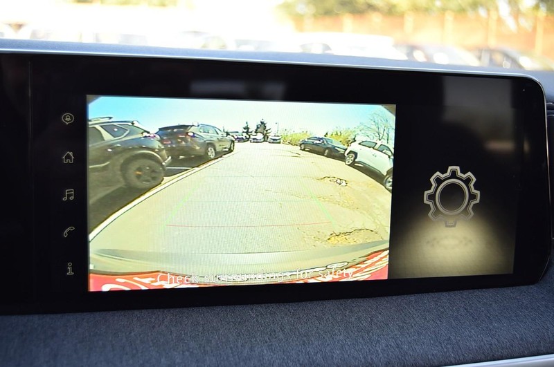 Nissan Kicks Vehicle Full-screen Gallery Image 13