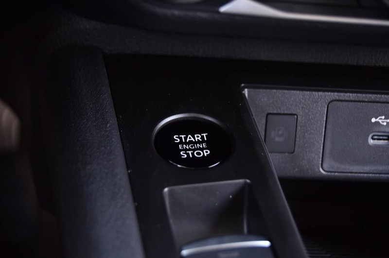 Nissan Kicks Vehicle Full-screen Gallery Image 18