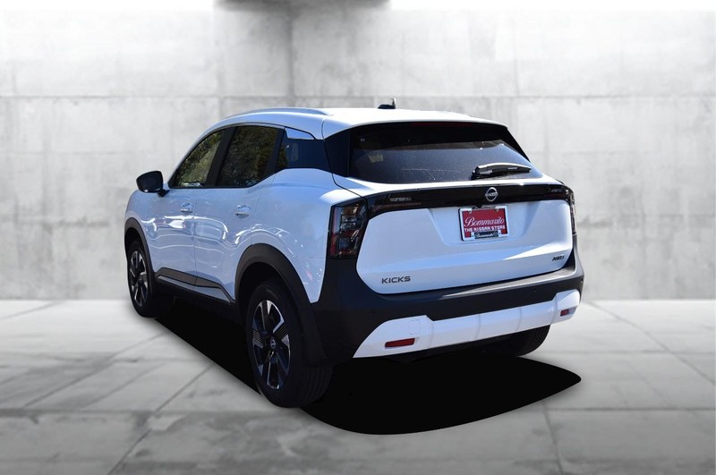 Nissan Kicks Vehicle Full-screen Gallery Image 7