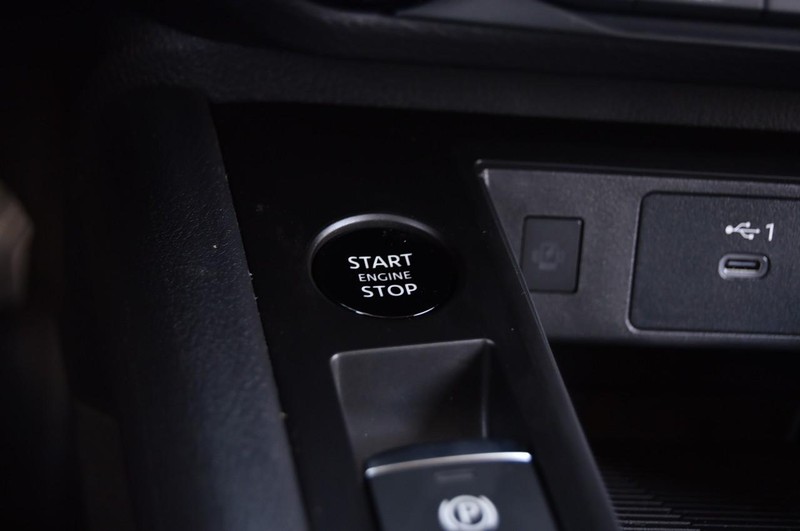 Nissan Kicks Vehicle Full-screen Gallery Image 17