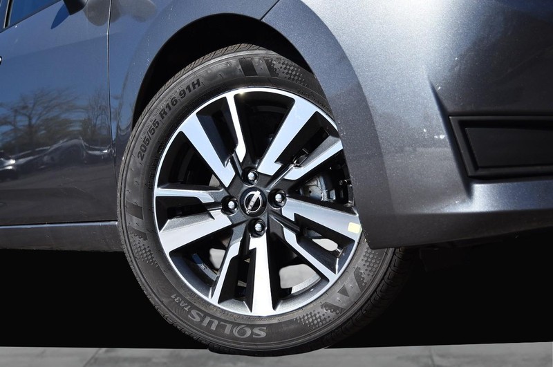 Nissan Versa Vehicle Full-screen Gallery Image 3