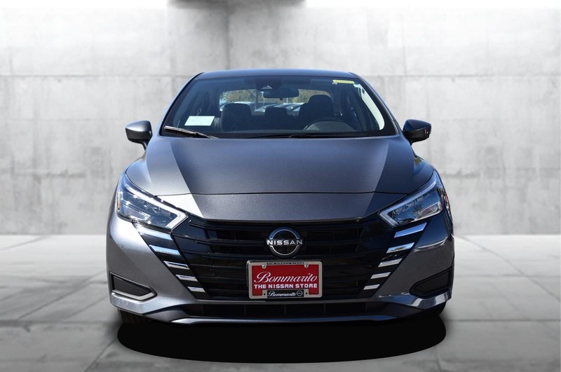 Nissan Versa Vehicle Full-screen Gallery Image 4