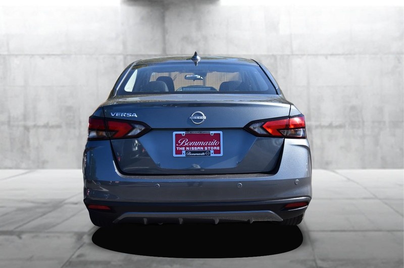 Nissan Versa Vehicle Full-screen Gallery Image 6