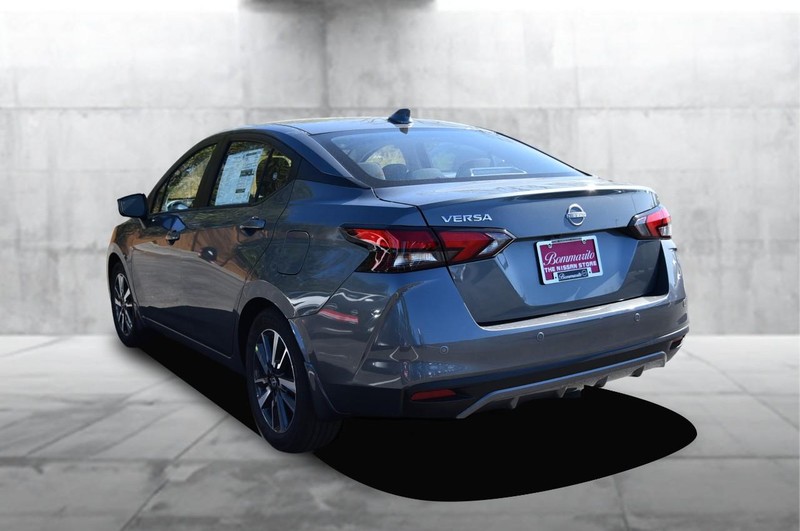 Nissan Versa Vehicle Full-screen Gallery Image 7