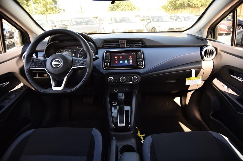 Nissan Versa Vehicle Full-screen Gallery Image 8