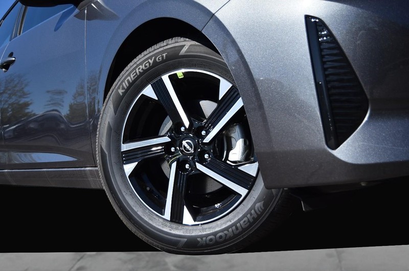 Nissan Sentra Vehicle Full-screen Gallery Image 3