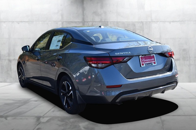 Nissan Sentra Vehicle Full-screen Gallery Image 7