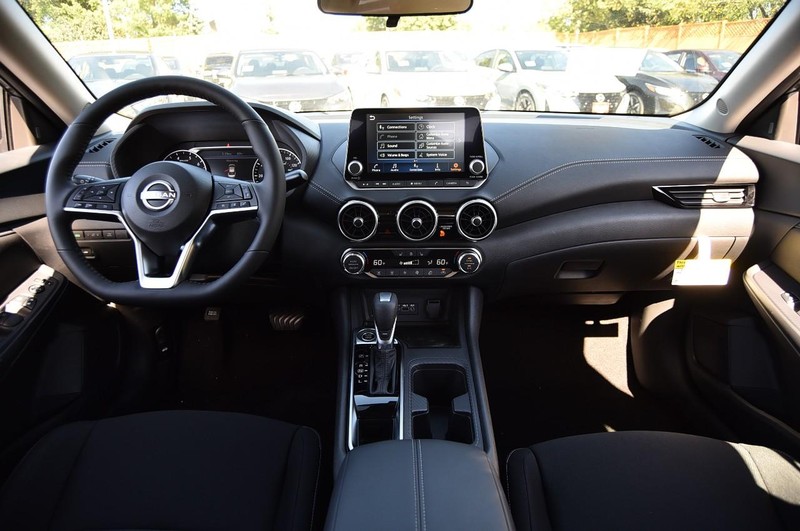 Nissan Sentra Vehicle Full-screen Gallery Image 8