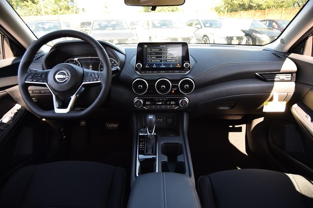 Nissan Sentra Vehicle Image 08