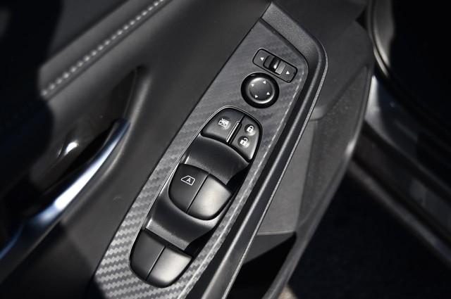 Nissan Sentra Vehicle Image 09