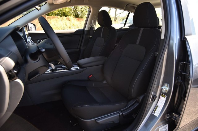 Nissan Sentra Vehicle Image 19