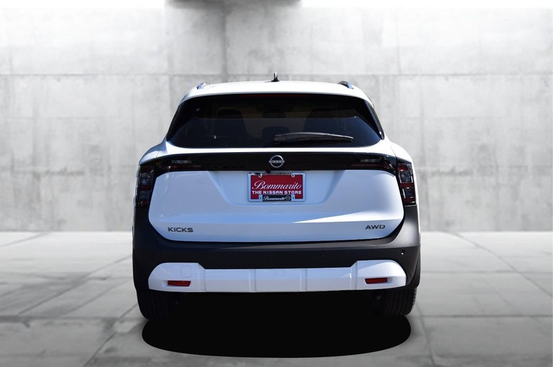 Nissan Kicks Vehicle Image 06