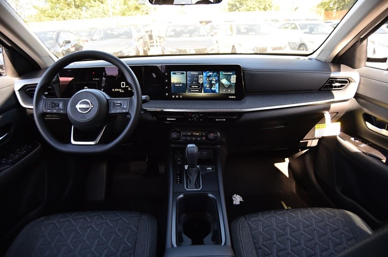 Nissan Kicks Vehicle Image 08