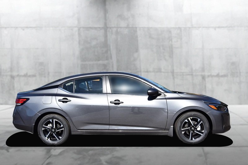 Nissan Sentra Vehicle Full-screen Gallery Image 5