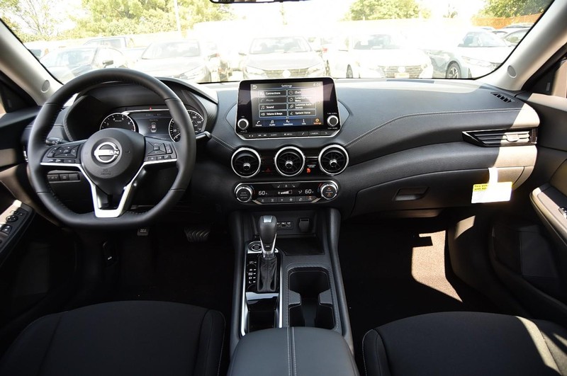 Nissan Sentra Vehicle Image 09