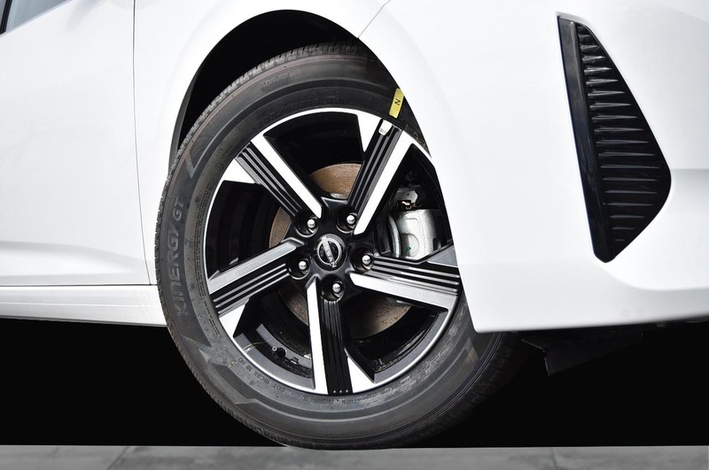 Nissan Sentra Vehicle Full-screen Gallery Image 3