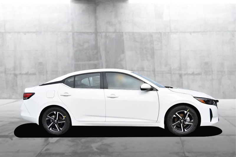 Nissan Sentra Vehicle Full-screen Gallery Image 5