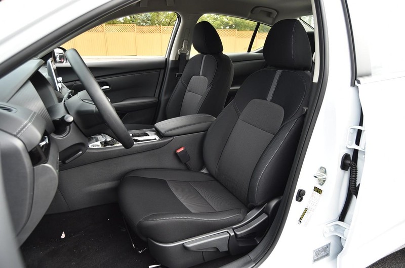 Nissan Sentra Vehicle Full-screen Gallery Image 19