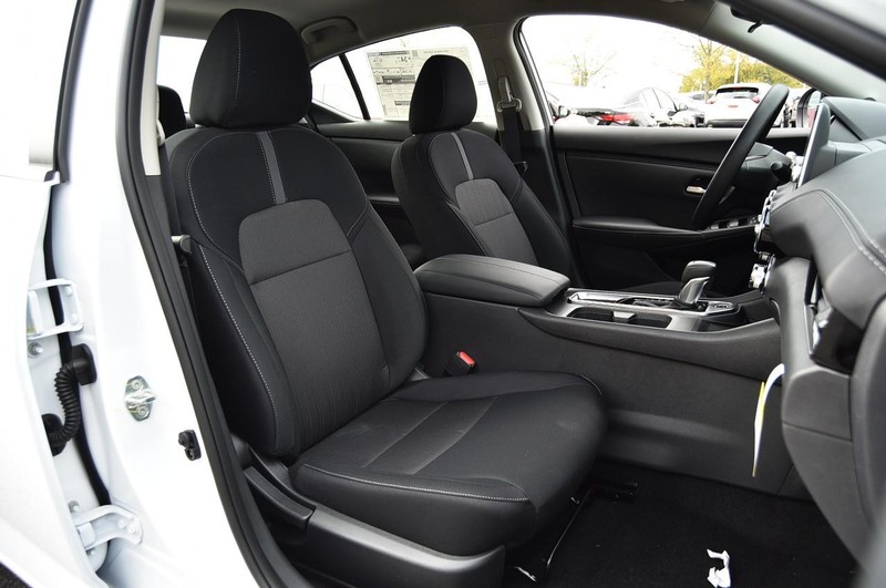 Nissan Sentra Vehicle Full-screen Gallery Image 20