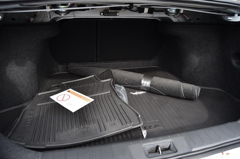 Nissan Sentra Vehicle Full-screen Gallery Image 23