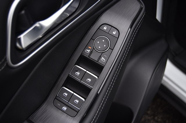 Nissan Rogue Vehicle Image 09