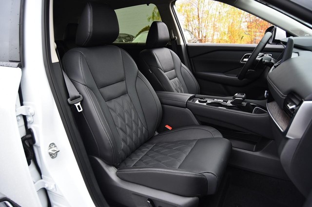 Nissan Rogue Vehicle Image 24