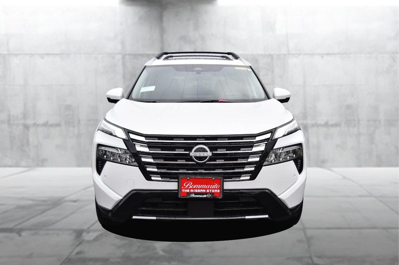 Nissan Rogue Vehicle Full-screen Gallery Image 4