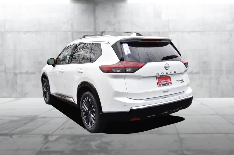 Nissan Rogue Vehicle Full-screen Gallery Image 7