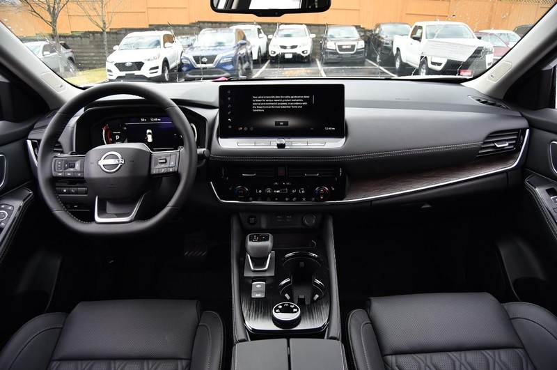 Nissan Rogue Vehicle Full-screen Gallery Image 8