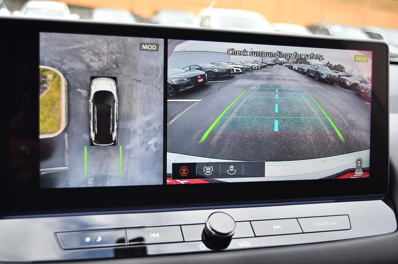 Nissan Rogue Vehicle Full-screen Gallery Image 14