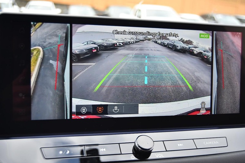 Nissan Rogue Vehicle Full-screen Gallery Image 15