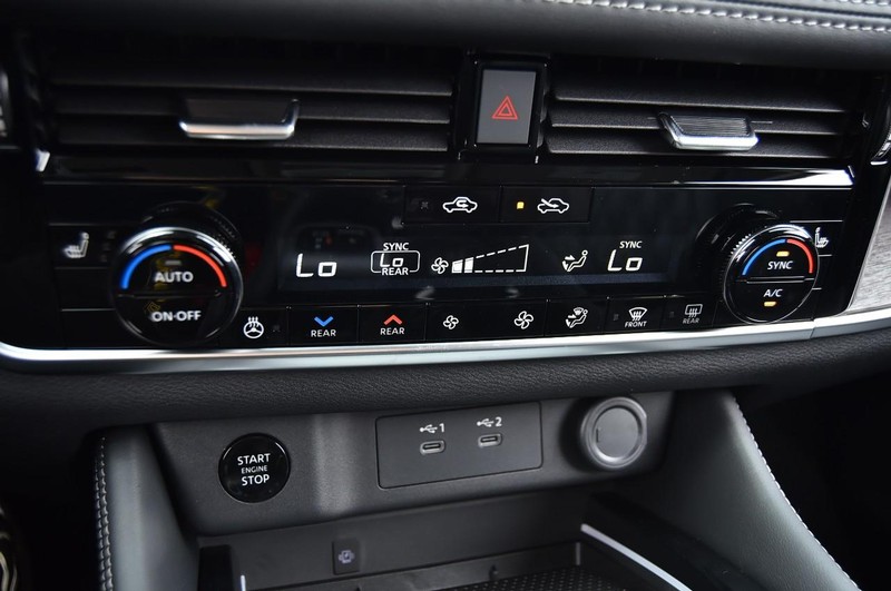 Nissan Rogue Vehicle Full-screen Gallery Image 19