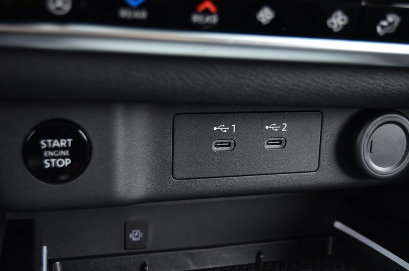 Nissan Rogue Vehicle Full-screen Gallery Image 20