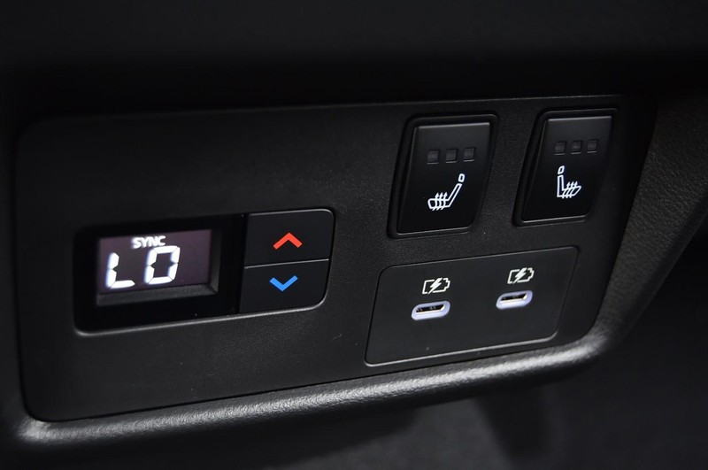 Nissan Rogue Vehicle Full-screen Gallery Image 28