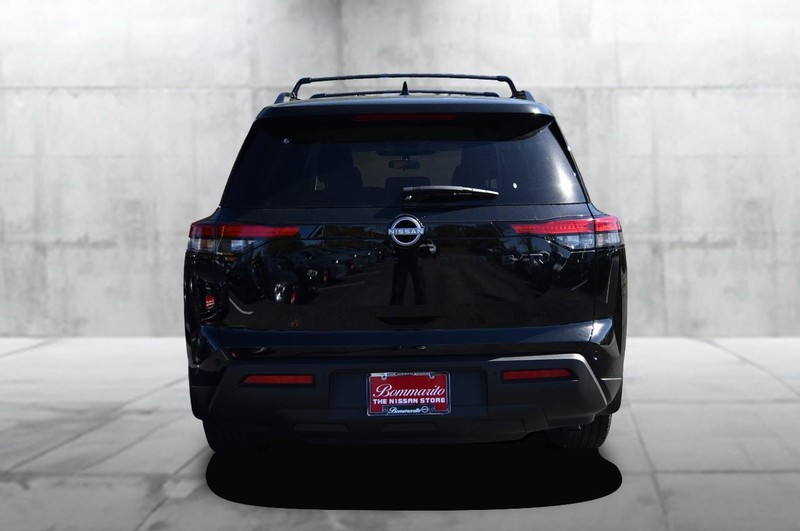 Nissan Pathfinder Vehicle Full-screen Gallery Image 6