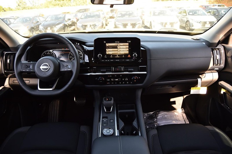 Nissan Pathfinder Vehicle Full-screen Gallery Image 8