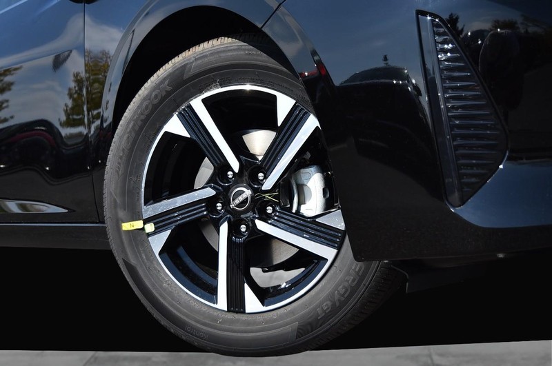 Nissan Sentra Vehicle Full-screen Gallery Image 3