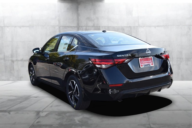 Nissan Sentra Vehicle Full-screen Gallery Image 7