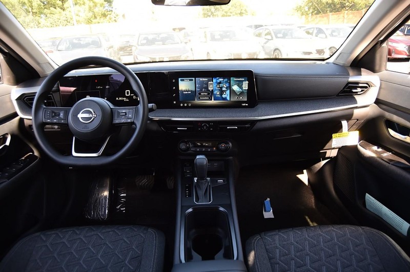 Nissan Kicks Vehicle Full-screen Gallery Image 8